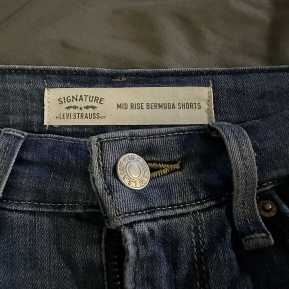 Levi’s Mid Rise Bermuda Jean Shorts Women’s W26 - Picture 5 of 6